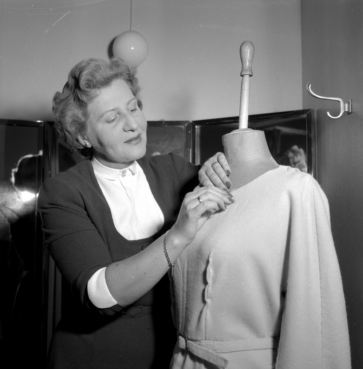 Örebro Kuriren, Mrs Väslund, studio Humlen. September 10, 1955.