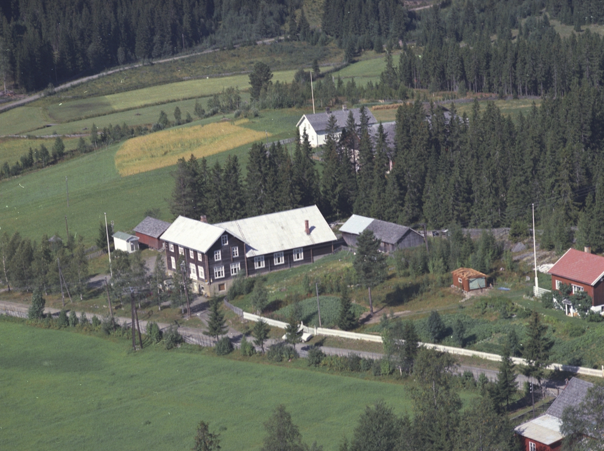 Widerøes Flyveselskap A/S, Flyfoto av Hagatun forsamlingslokale, Lismarka, Ringsaker. Lykkjehagen skole ble bygd der det hvite huset er i 1980: