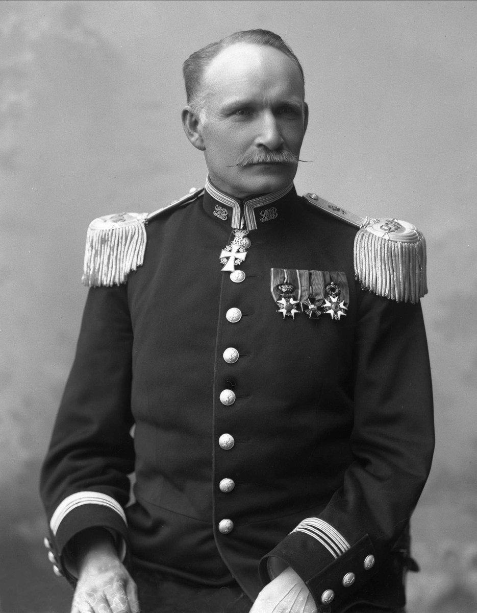 Gustav Borgen, Portrett, Johan Lauritz Bull i uniform.