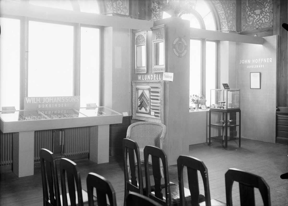 Paul Sandberg, Wilhelm Johanssons Bokbinderis, W Lundells Ramaffär och Förgylleris och AB John Hoffners montrar i stora utställningssalen på Upsala Fabriks- och handtverksförenings utställning, nedre botten, Nedre Slottsgatan 6