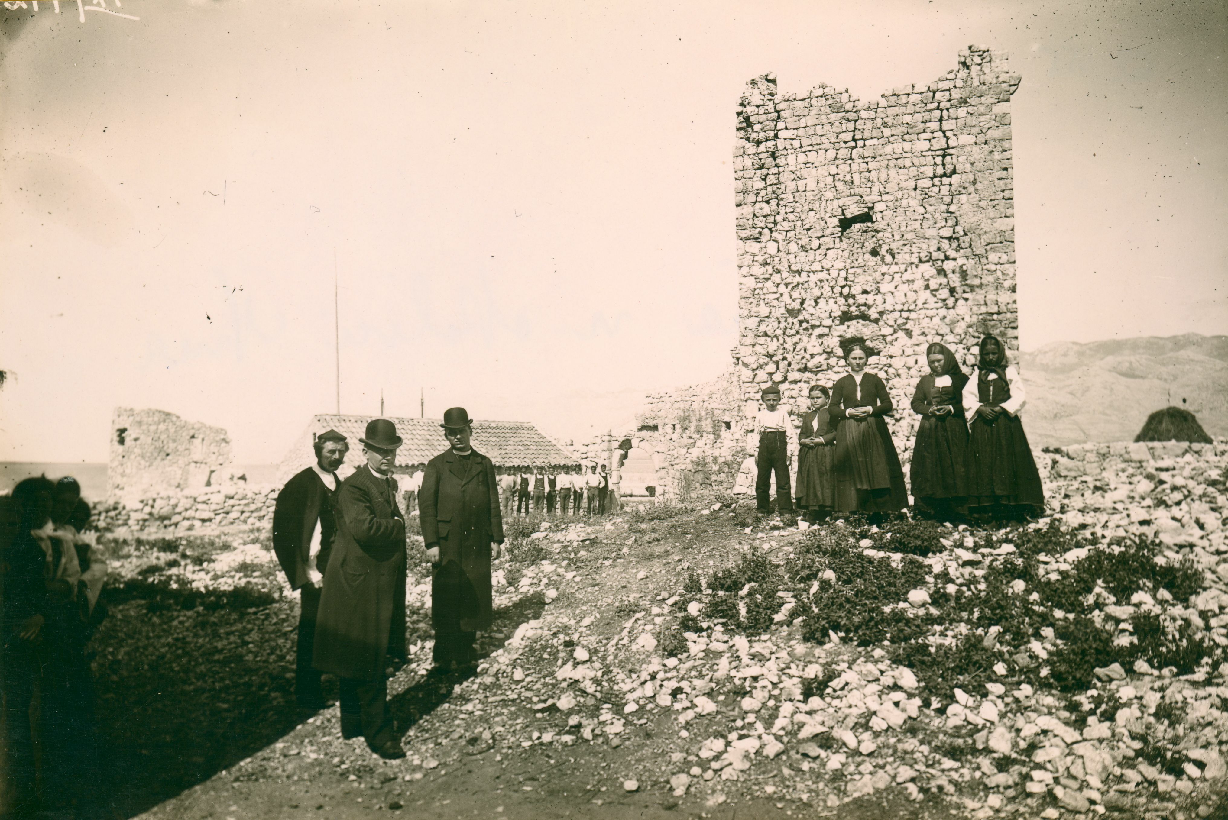 Većeslav Henneberg, Nin - Gradina u okolici mjesta