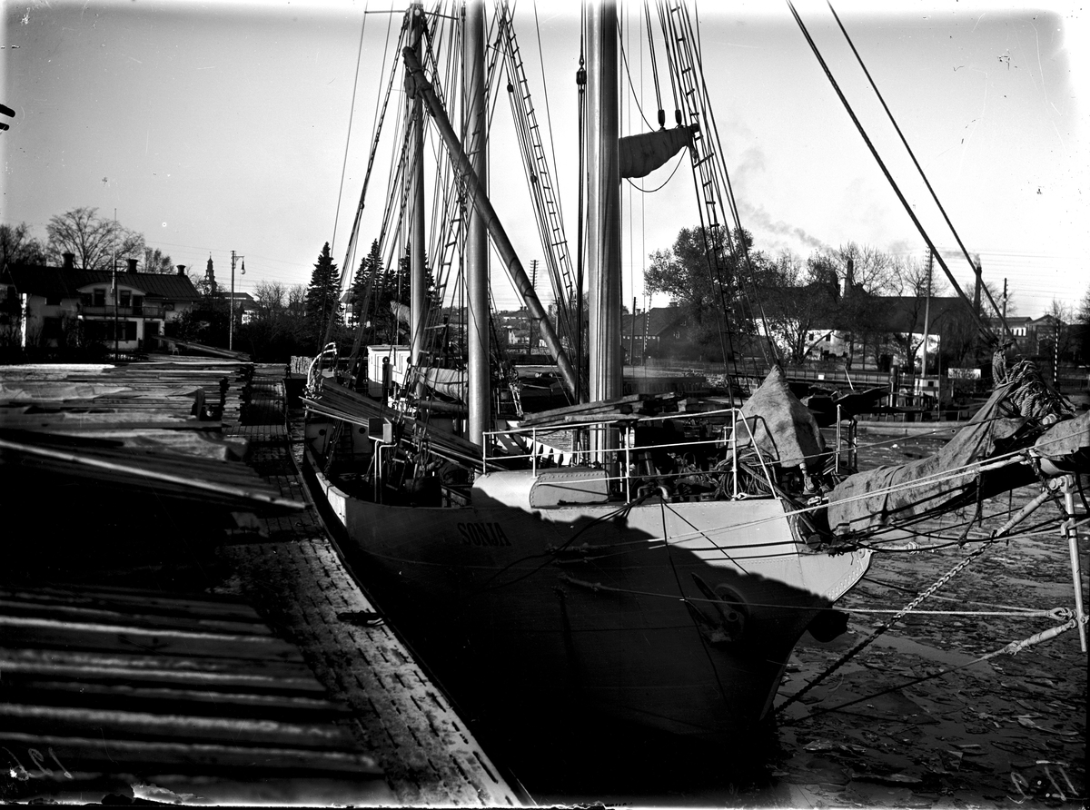 Ellert Johan Viktor Sörman, Lastning av virke i gamla hamnen. Fotograf E Sörman.