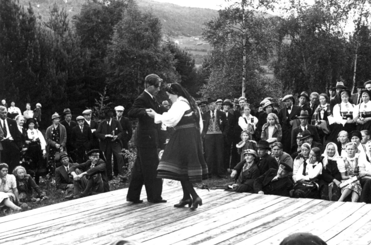 Anna Grostøl, Valle Setesdal, Aust-Agder 1939. Bondestevne. Tilskuere ser på to som danser gangar.