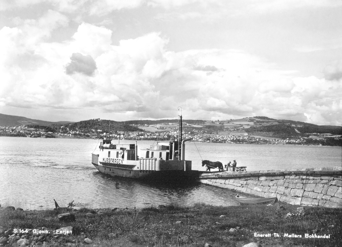 Anno Domkirkeodden, M.F Mjøsfærgen ved Smedstua brygge, Nes, Hedmark. Hest med kjerre og folk på brygga.