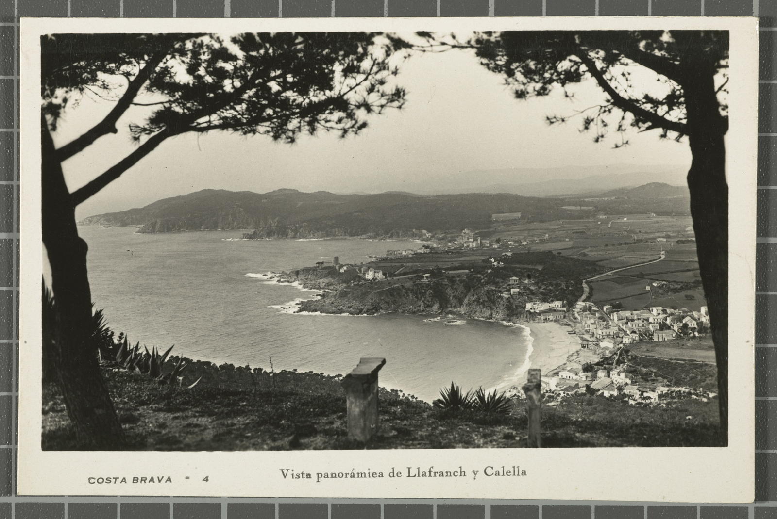 Desconegut, Costa Brava - 4 Vista panorámica de Llafranch y Calella