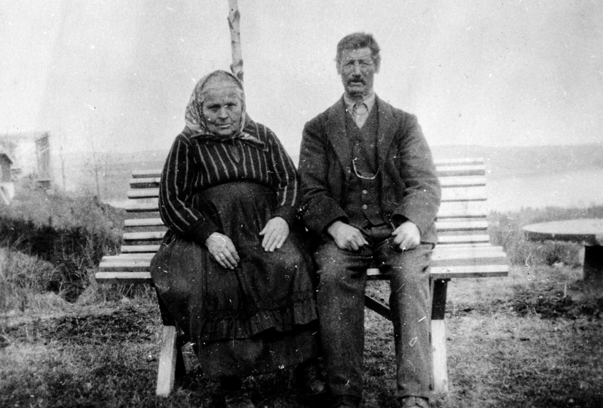 Anno Domkirkeodden, Berthe (1851-1938) og Lars Hauglien f.1854 på en benk i Hauglien, Stavsjø, Hedmark.