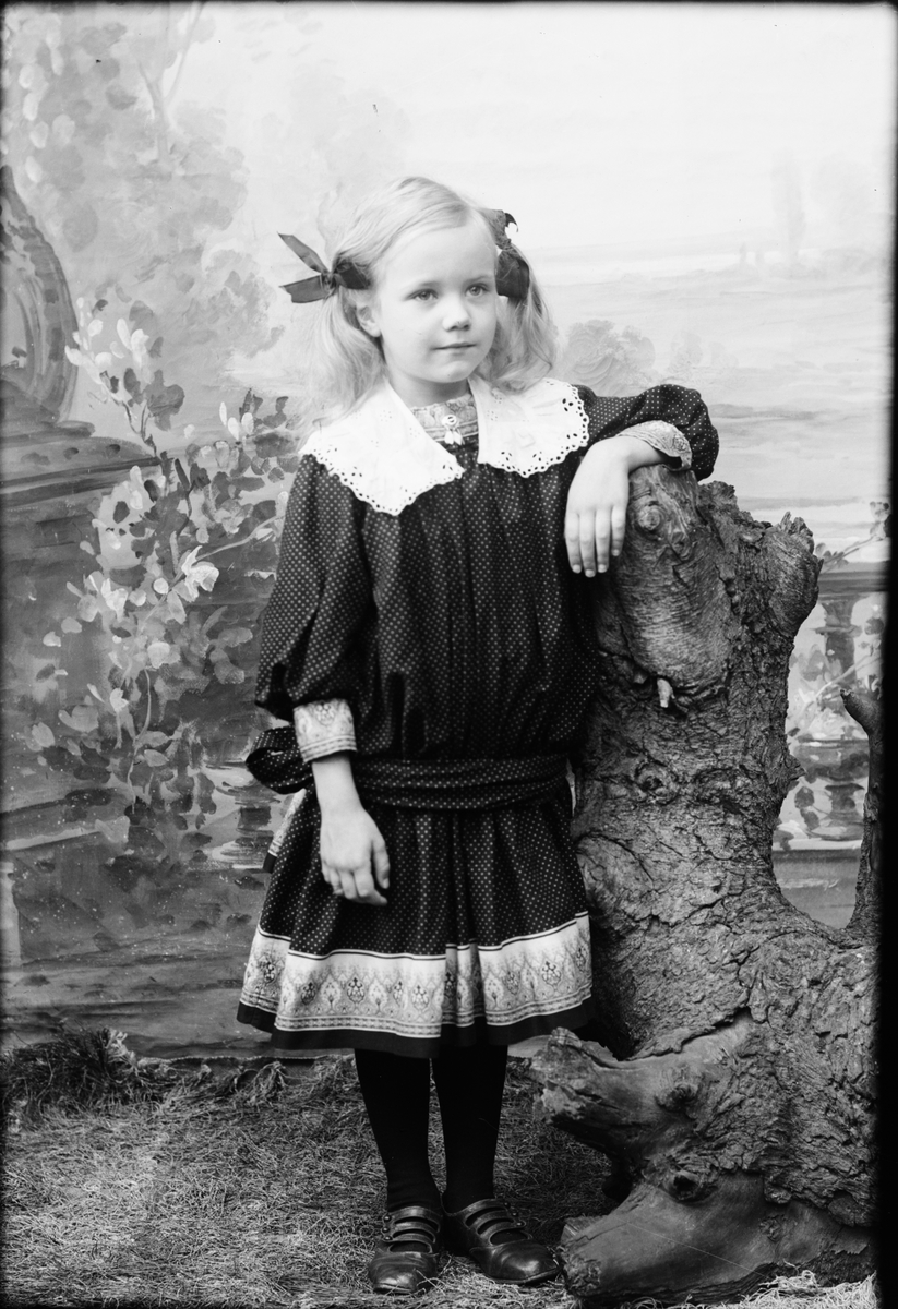 Skötsner-Edhlund, Ateljéporträtt - Tyra Edhlund, Östhammar, Uppland