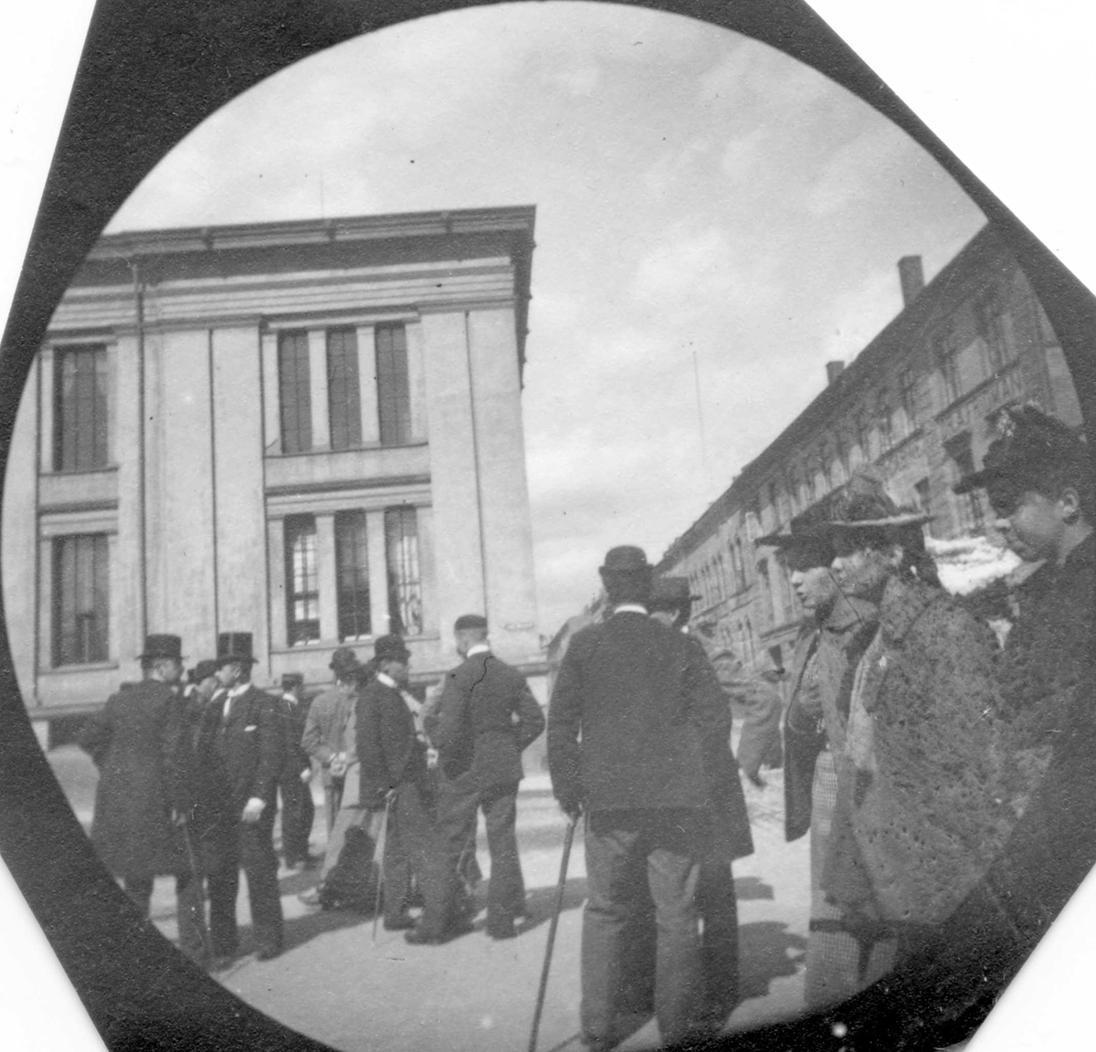 Fredrik Carl Mülertz Størmer, Mennesker på Karl Johans gate, Oslo. Tre kvinner fremst i bildet, Universitetet på andre siden av gata.