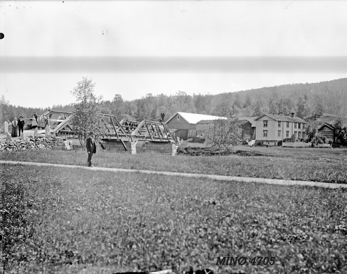 Peder J. Bredalslien, Gårdsbruk, bru, tun,