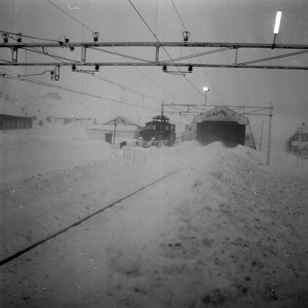 Adolf Skjegstad, FINSE JERNBANESTASJON, VINTER, SNØBRØYTING.