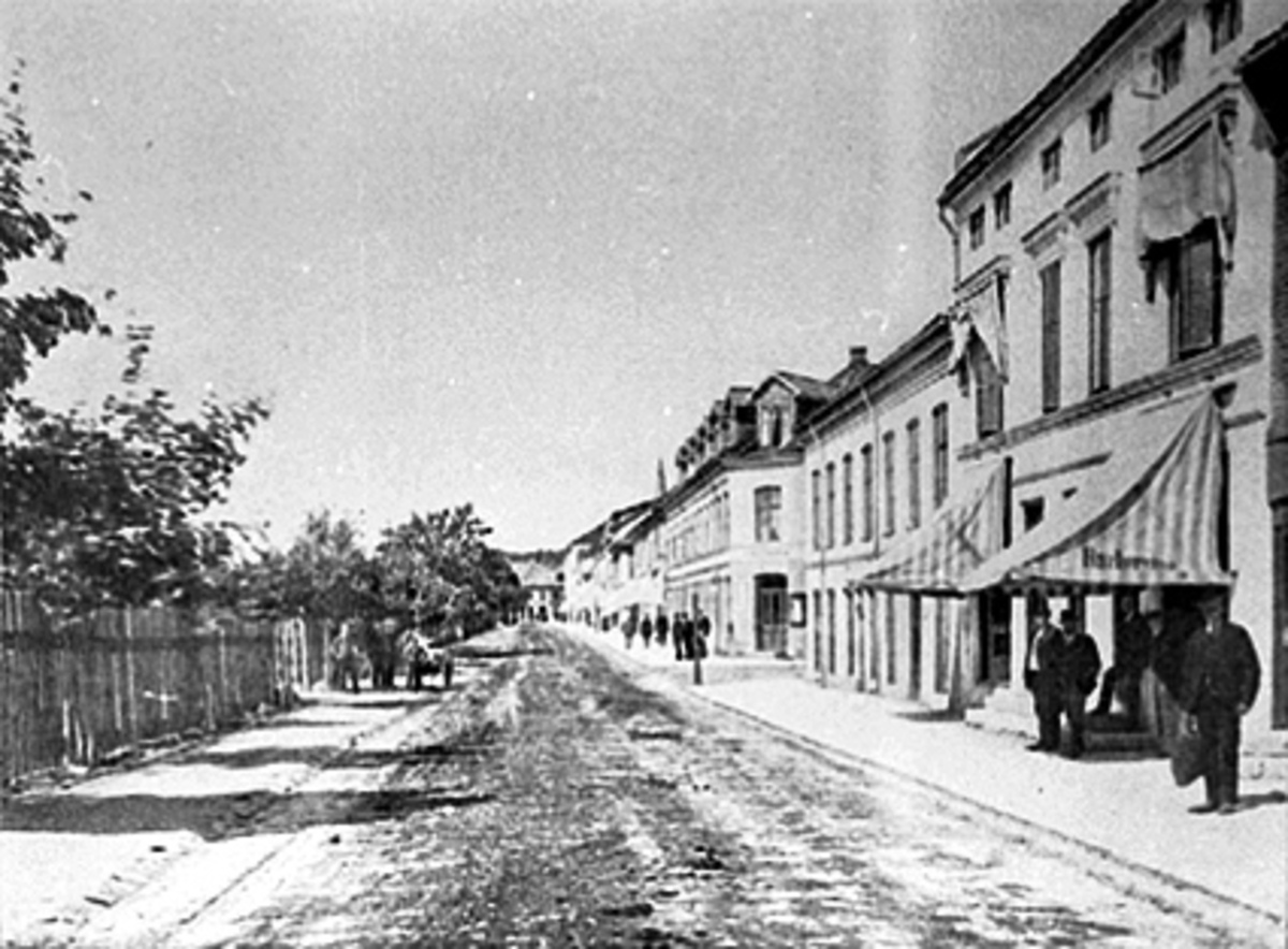 Anno Domkirkeodden, OVERSIKT STRANDGATA. , BARBERSTUA, VICTORIA HOTEL, FOLK