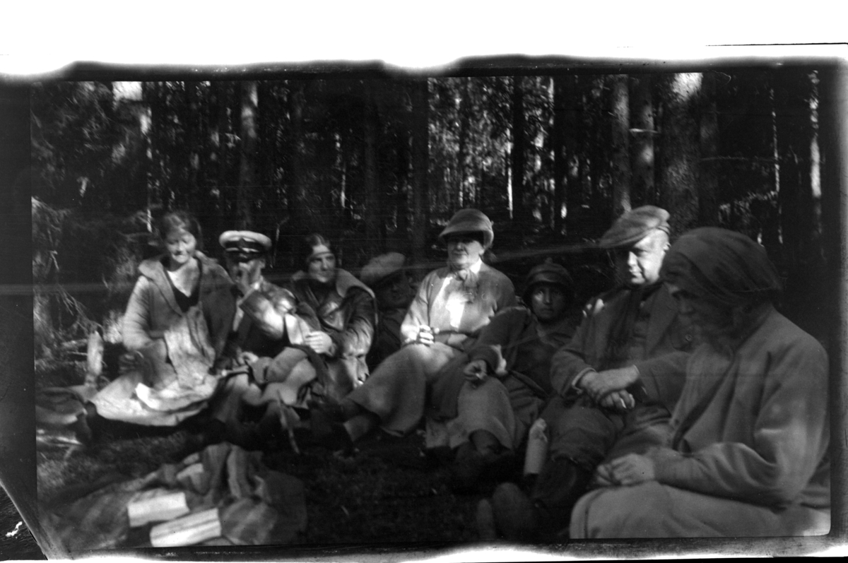 Rolf Sr. Sundt, Rast i skogen. Fra venstre Alfhild Ferslew (?), Hilda Sundt, Halfdan Sundt, Sofie Edvartsen (?) og Trygve Sundt (?). Fotografert 1925.