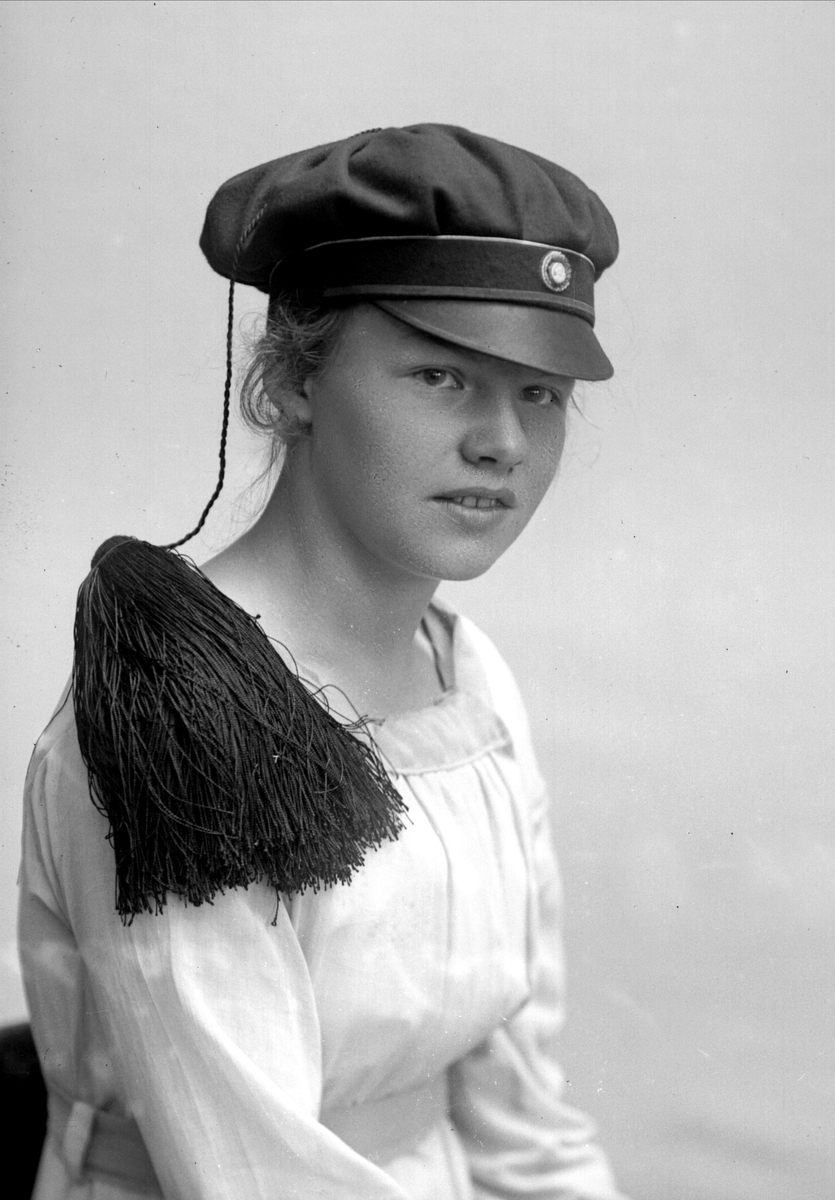 Gustav Borgen, Portrett, pike med studentlue.Student Aslaug Soot.