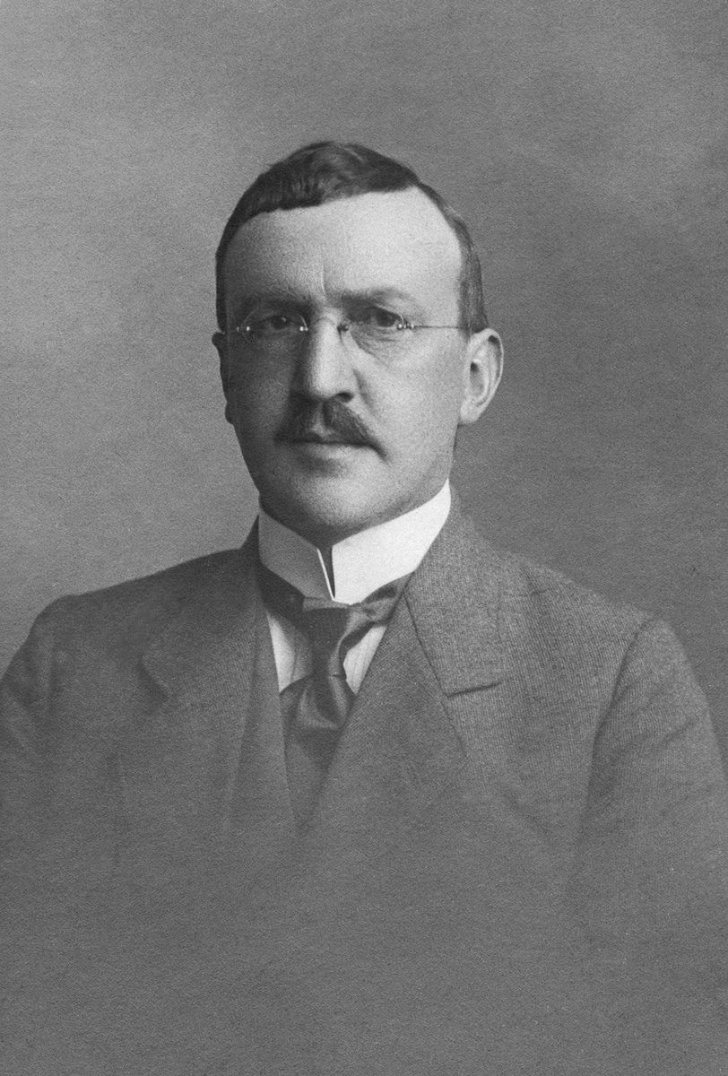 Anno Domkirkeodden, DIREKTØR ERLING BONDE VED AADALS BRUG FRA 1913 TIL1922. HAN BEGYNTE VED FABRIKKEN I 1897. SE HEFTET "DET VAR ENGANG ET INDUSTRISAMFUNN AADALS BRUG 1842-1928" SKREVET AV ÅSE KROGSRUD, UTGITT 2003.