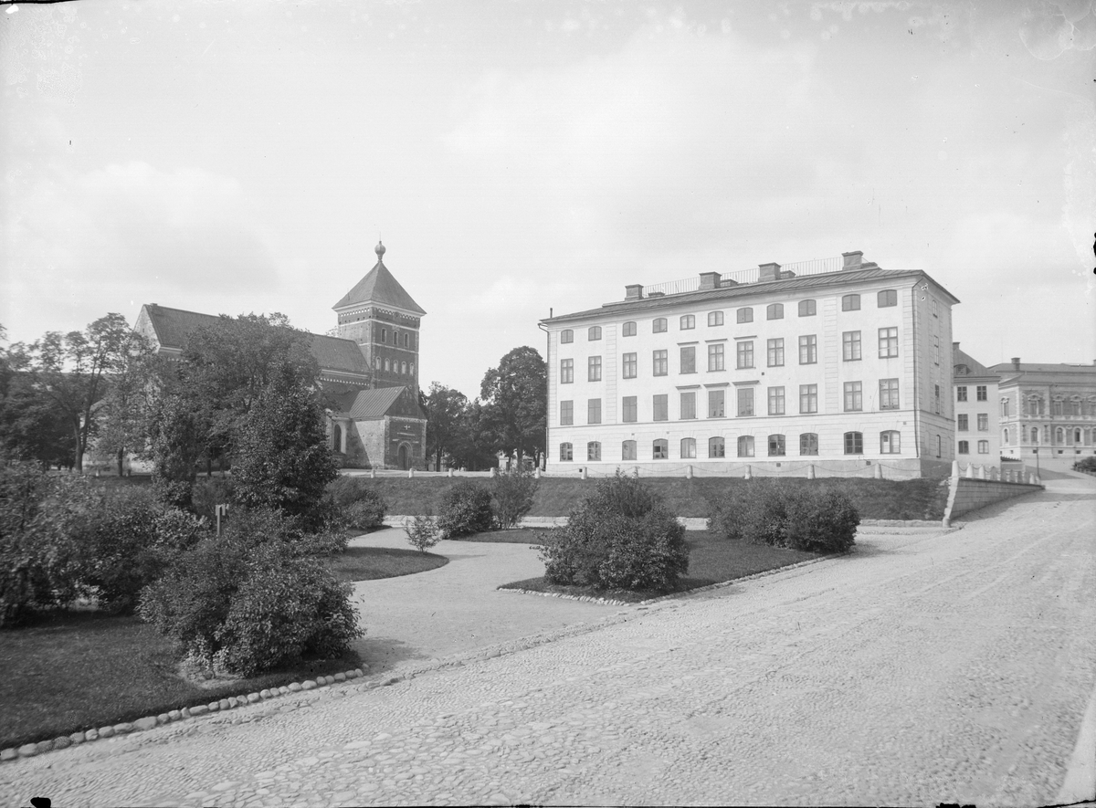 Henri Osti's Fotografiateliér, Folkskoleseminariet - Dekanhuset och Helga Trefaldighets kyrka från Riddartorget, Uppsala 1890