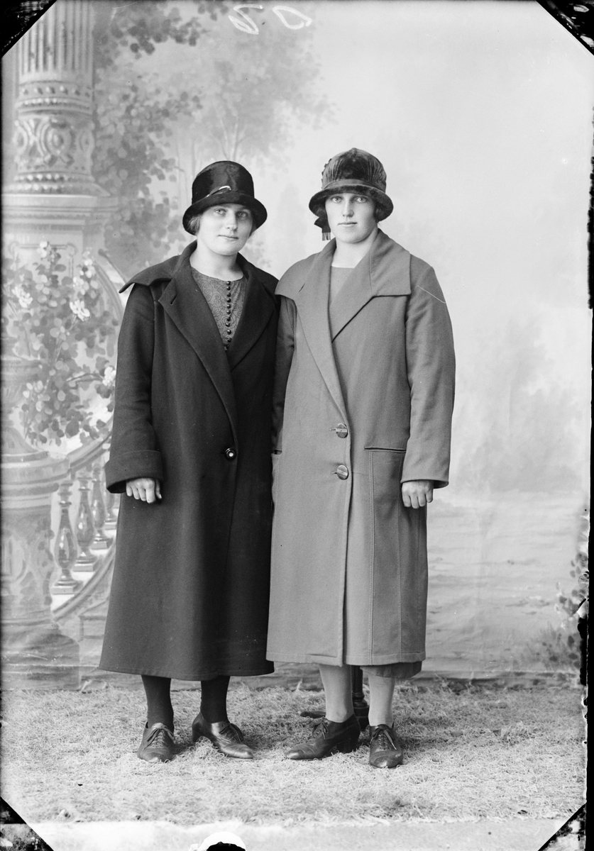 Skötsner-Edhlund, Ateljé Portrait - Mimmi Lundin and Elma Pettersson of Ingvasta, Ekeby parish, Uppland 1925