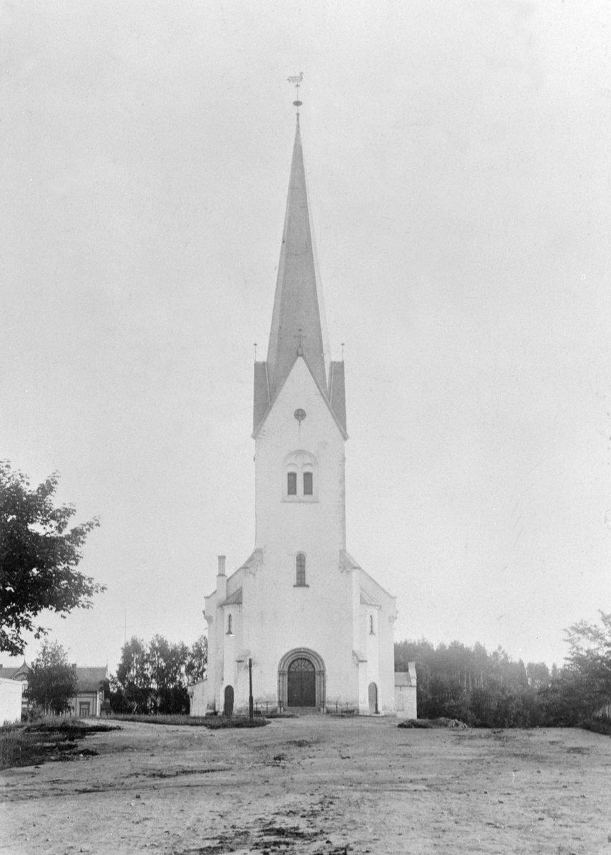 Anno Domkirkeodden, EKSTERIØR, HAMAR DOMKIRKE SETT FRA KIRKEBAKKEN. Hamar domkirke rundt år 1900.. Karakteristisk er det høye slanke spiret med bysymbolet, orrhanen på toppen. Se heftet "Hamar Domkirke-om kirkerommet som historisk fortelling" skrevet av Ragnar Pedersen. 2004.