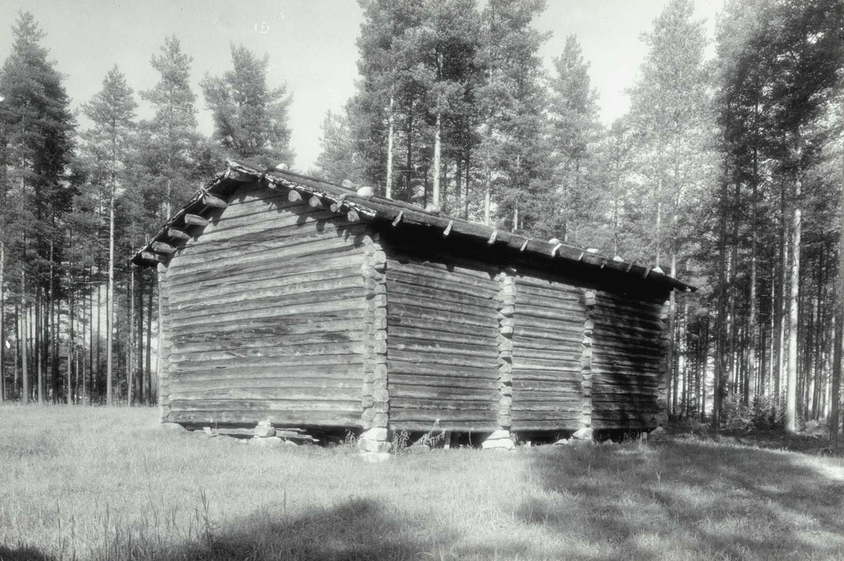 Gisle Midttun, Rundhaugen, Grue, Hedmark. Låve sett fra baksiden. Nå på Glomdalsmuseet, Finntorpet.