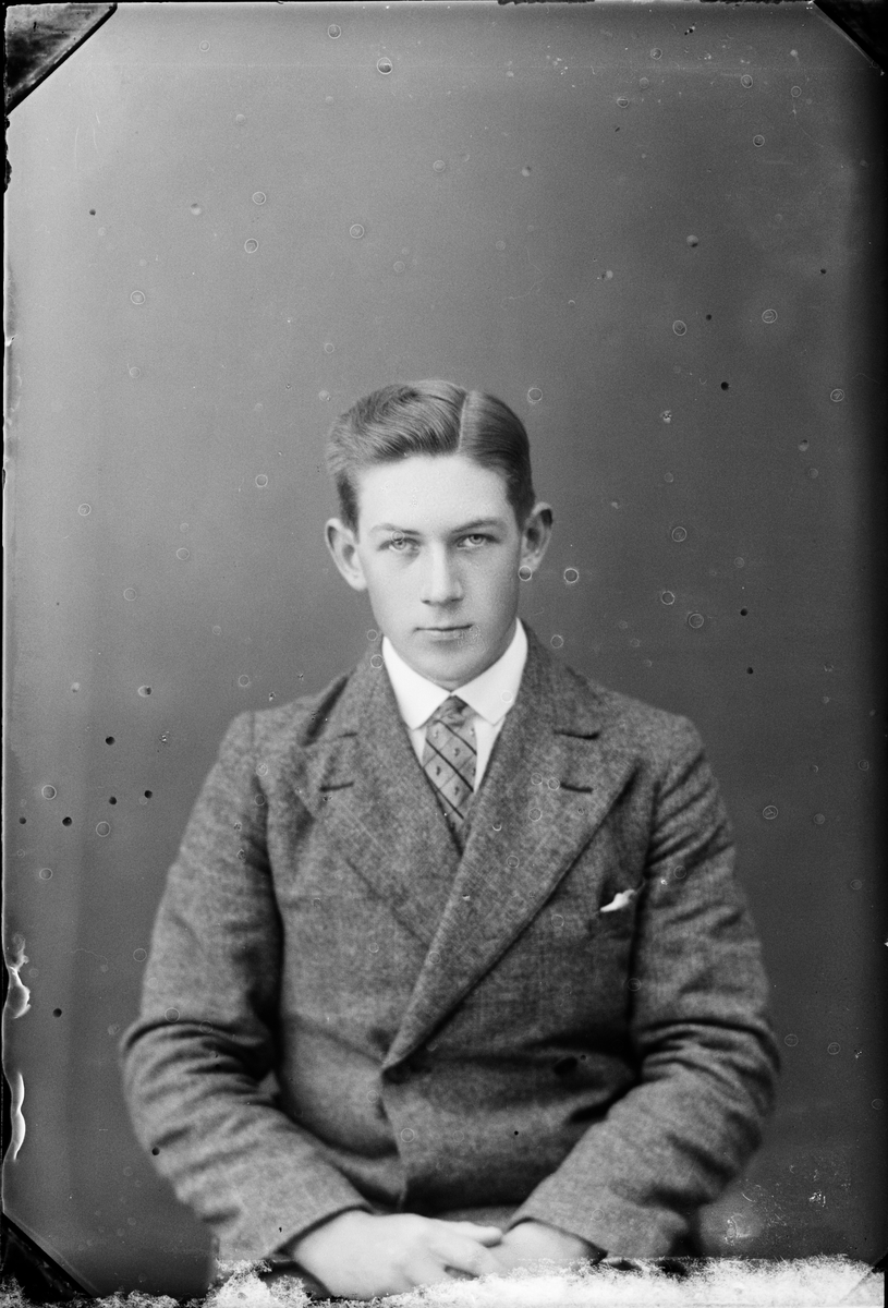 Skötsner-Edhlund, Ateljéporträtt - Birger Larsson från Yttersby, Börstil socken, Uppland