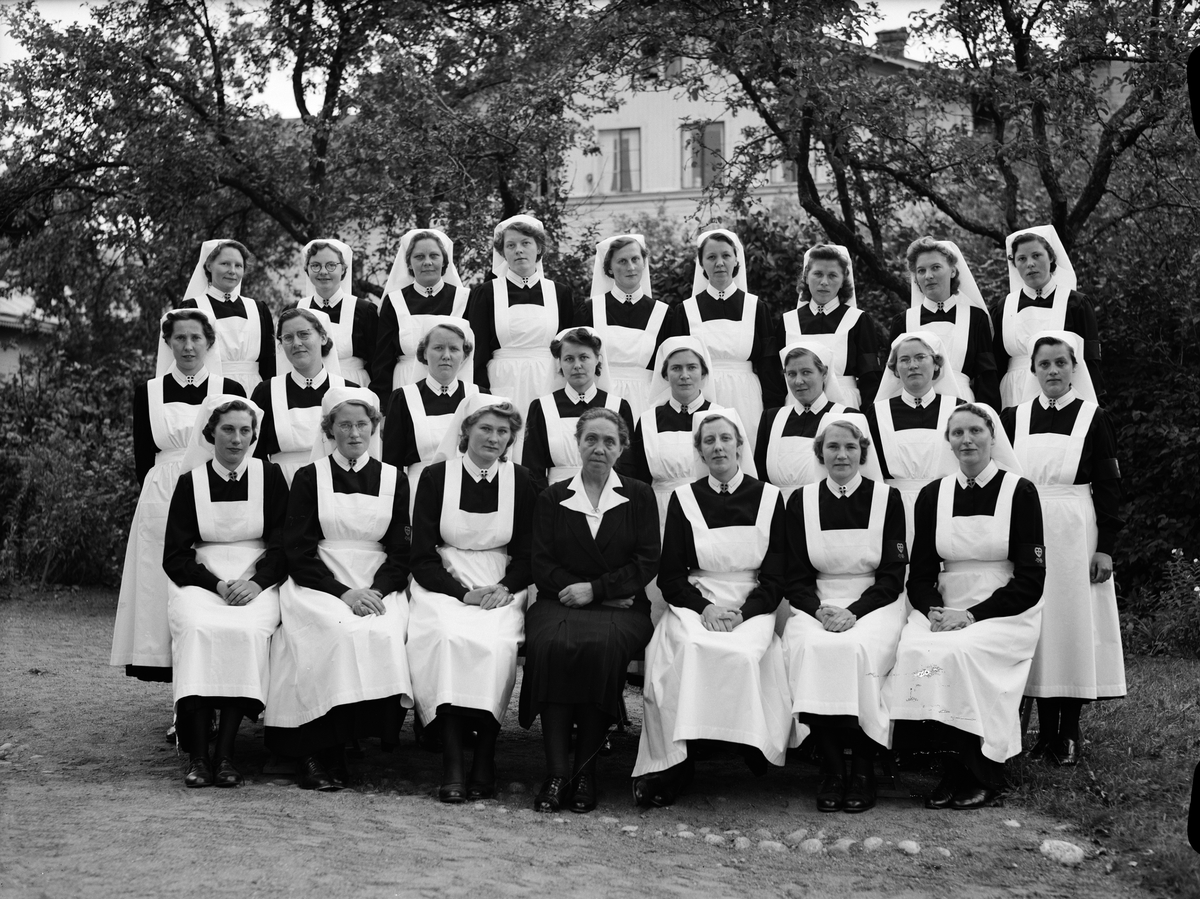 Paul Sandberg, Grupporträtt - hemsystrar, sannolikt vid Uppsala stads hemsysterskola, Odensgatan 16, Uppsala 1942