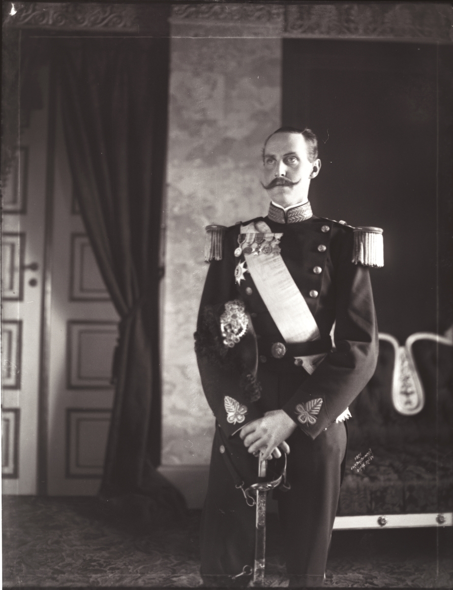 Anders Beer Wilse, Prot: Kongen i Dansk Admirals Uniform 3/4 Enface 1906