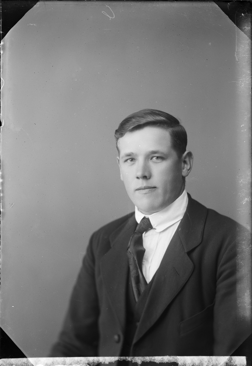 Skötsner-Edhlund, Ateljéporträtt - Georg Hansson från Rovsättra, Valö socken, Uppland 1921