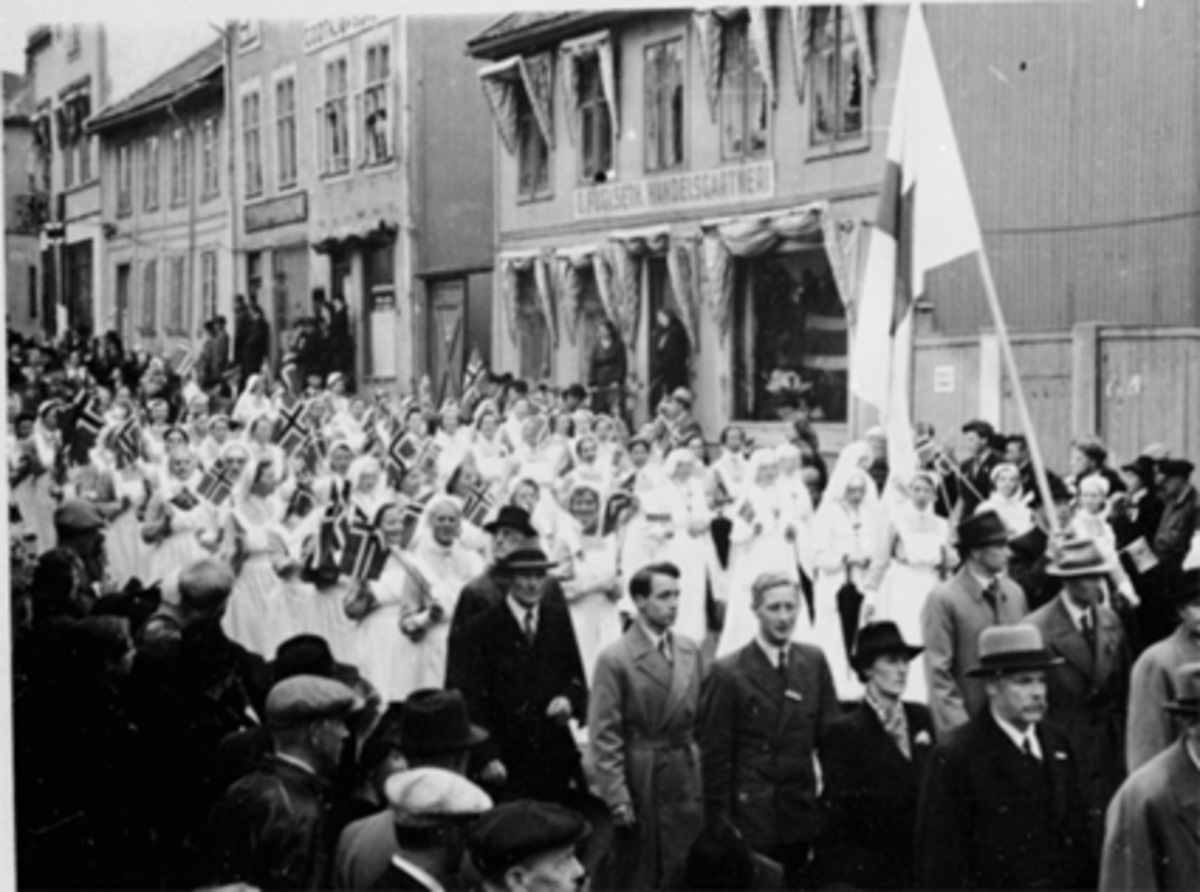 Anno Domkirkeodden, 17 MAI TOGET NED GRØNNEGATA MED RØDE KORS SØSTRE OG NONNER, MYE FOLK