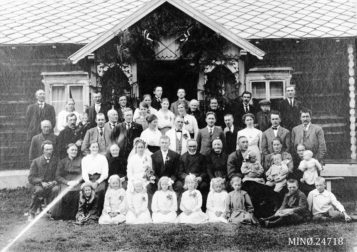 Iv. Olsen, Gruppebilde, bryllup