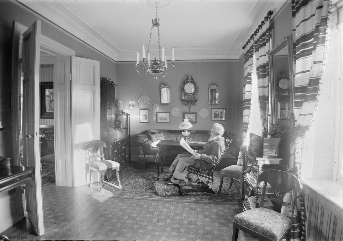 Henri Osti's Fotografiateliér, Baker Carl Åberg in his home, Upper SlottsBag12, Uppsala before 1914