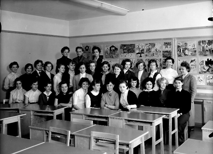 Sven Lindskog, Olaus Petriskolan, classroom interior, 29 girls with teacher Miss Birgit Göransson Class 8a, local in Tullhuset, 3 stairs.