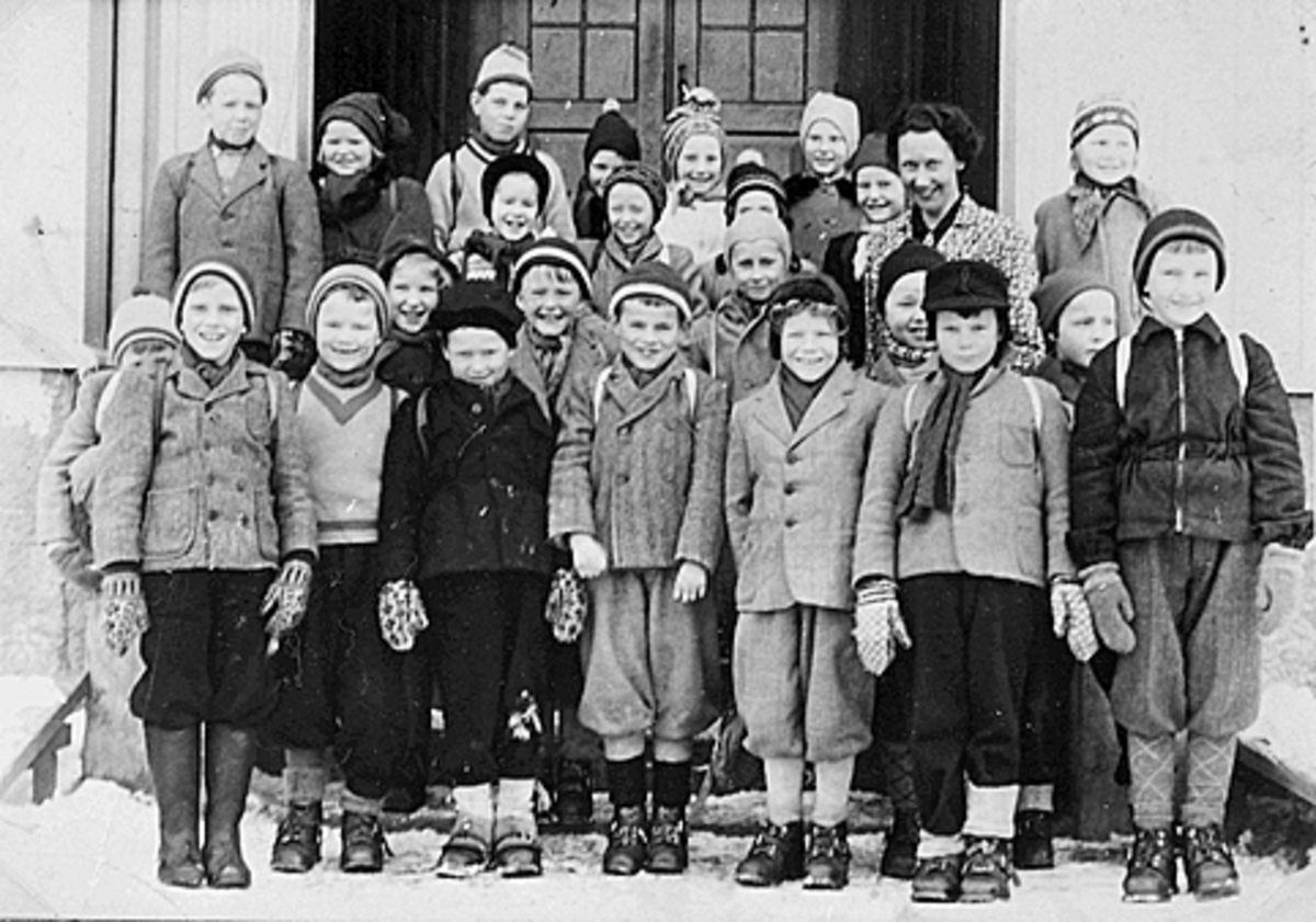 Anno Domkirkeodden, ROLLSLØKKA SKOLE, 1. KLASSE, LÆRER, UKJENTE. Læreren er Mathilde Sigland.