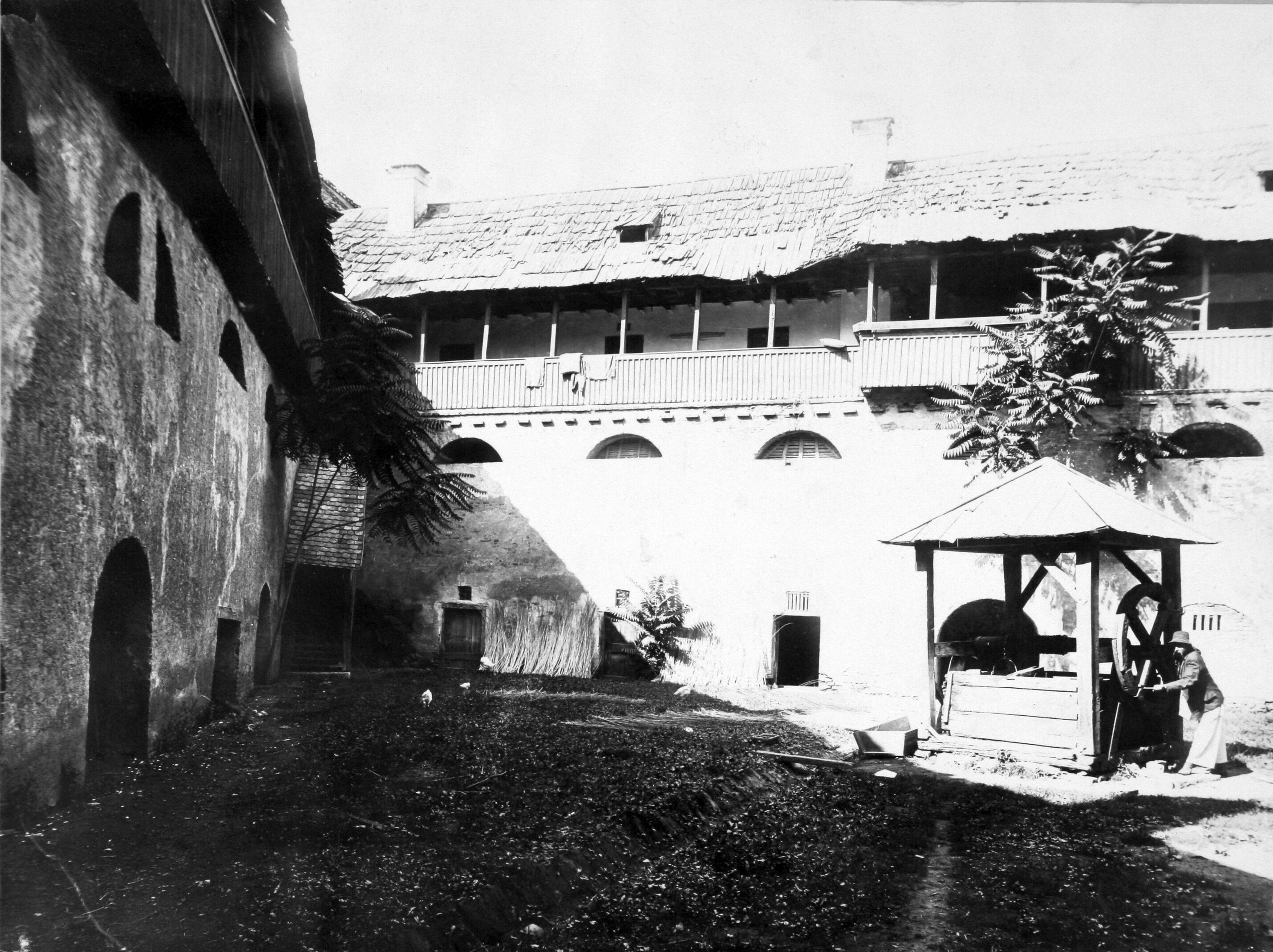 Emil Laszowski, Sisak - Stari grad, detalj unutarnjeg dvorišta s bunarom na kotač i seljakom