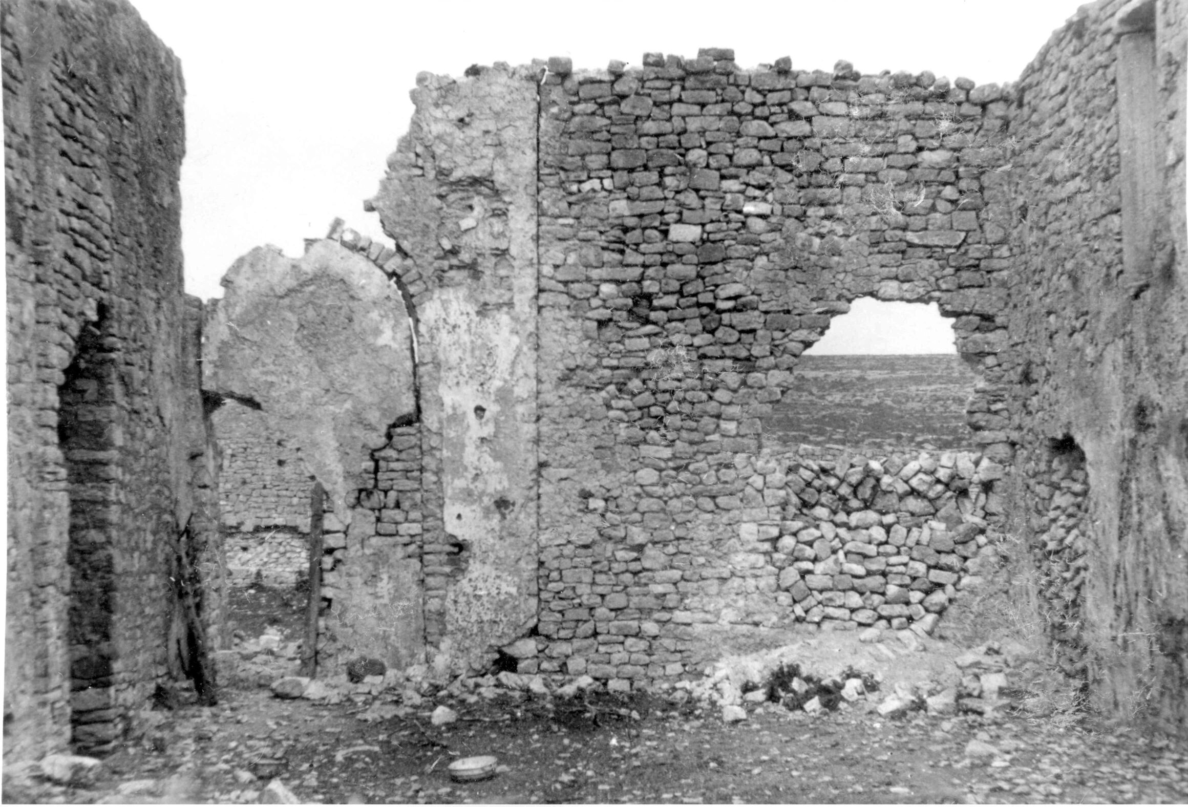 Branko Fučić, Osor, (otok Cres), crkva sv. Petra u ruševnom stanju; romanika