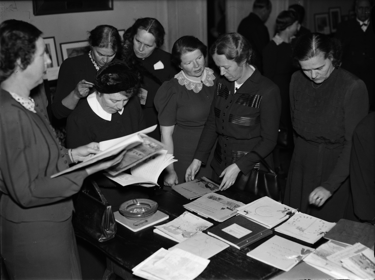 Paul Sandberg, "Hembygden och naturen i centrum vid upsalakurs. Tredagarsmöte med lärare inlett på lördagen - kursdeltagare studera arbetsböcker i hembygdskunskap", Upplands studentnation, Uppsala 1942