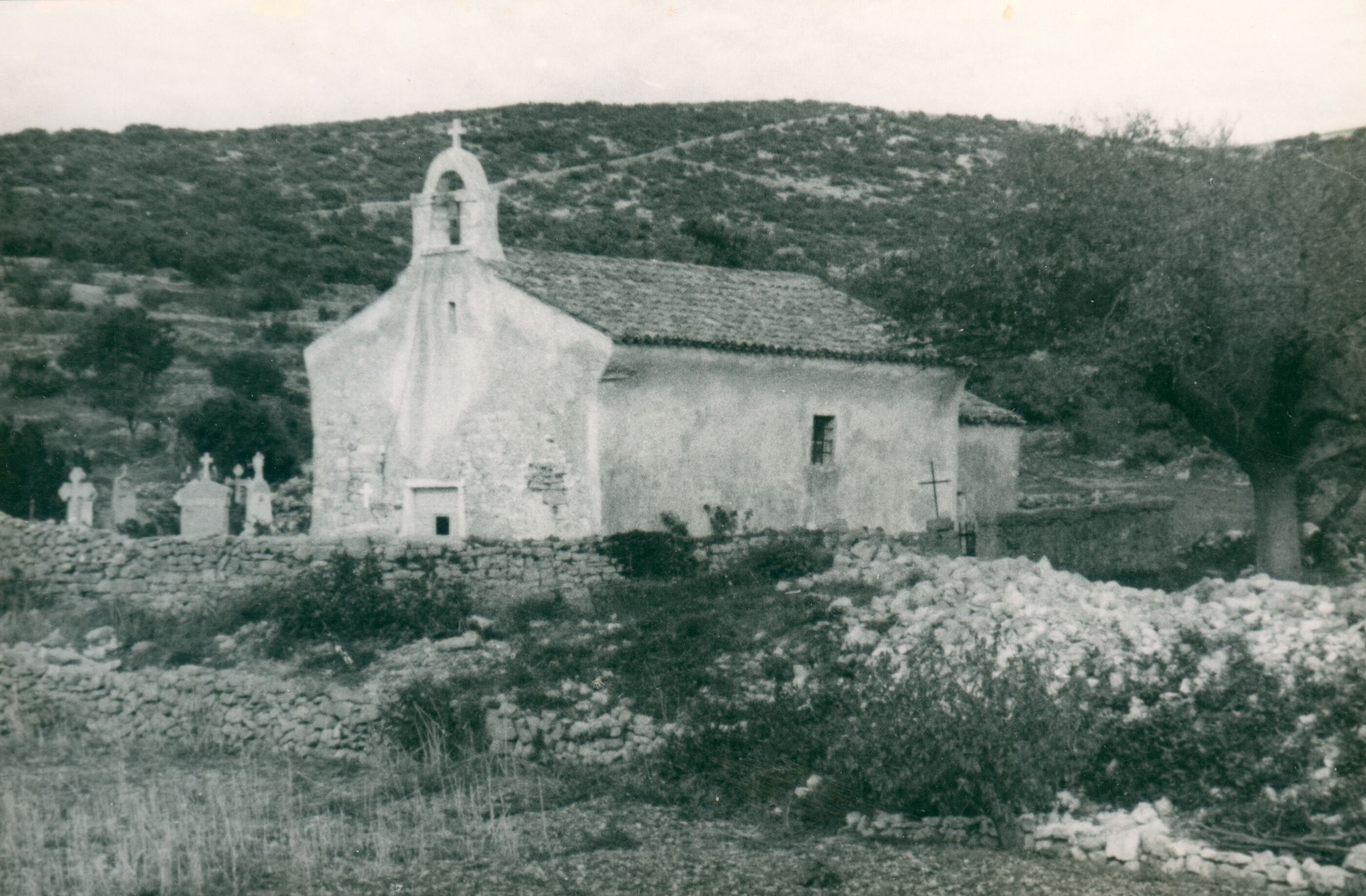 Branko Fučić, Ustrine (Mali Lošinj), kapelica na groblju