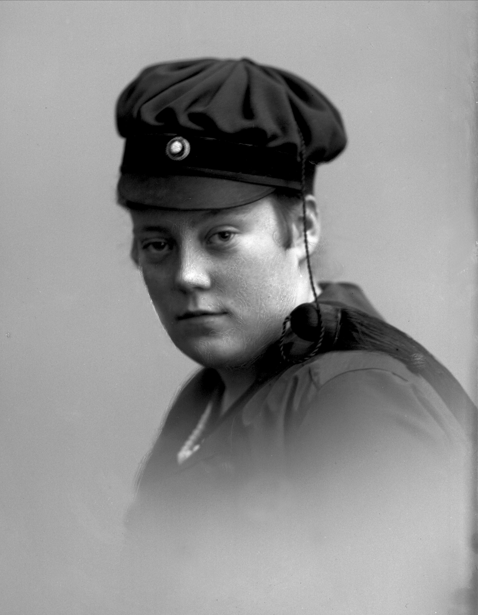 Gustav Borgen, Portrett, kvinne med studentlue. Frøken Katchen Devold.