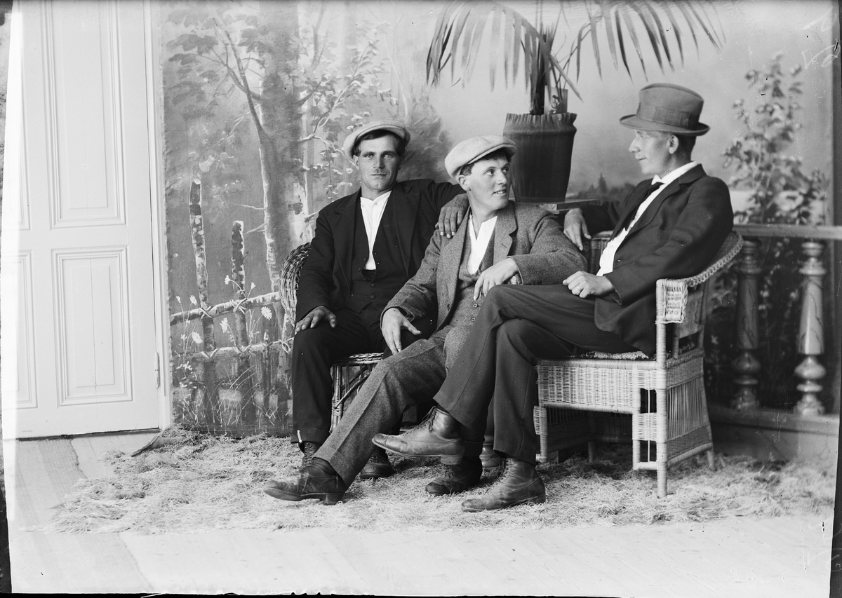 Skötsner-Edhlund, Ateljéporträtt - två män tillsammans med Edvin Mattsson från Norrlövsta, Alunda socken, Uppland 1921