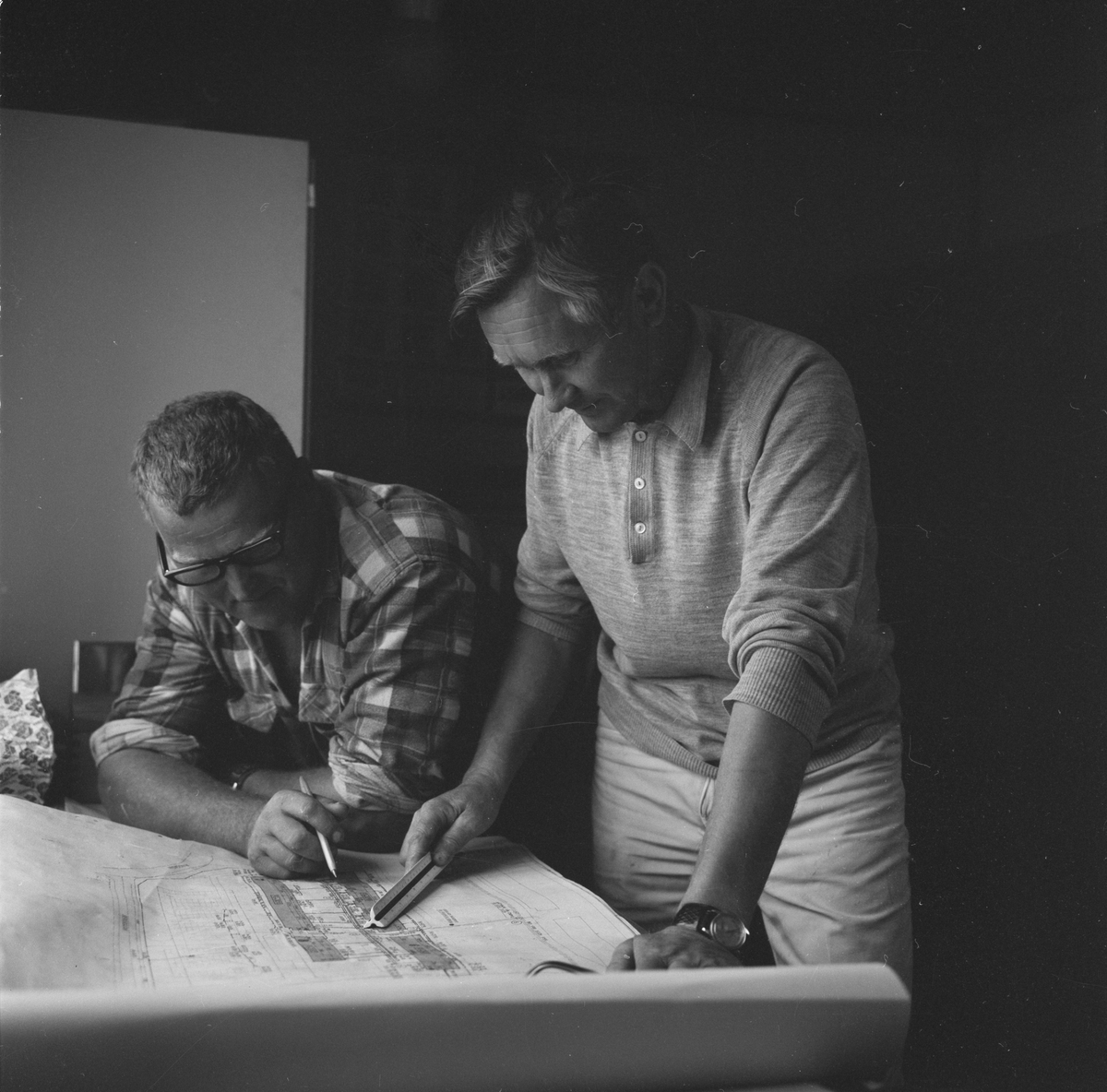 Tierp Arbetarbladet, Expropriated area, men studying drawing, Tierp, Uppland, August 1971
