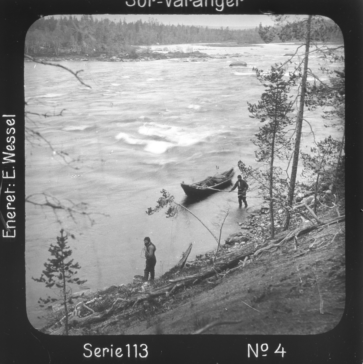 Ellisif Rannveig Wessel, Elvebåt trekkes langs elvebredden av ferdesmenn ved Hestfossen eller Bornjeguoikka (på norsk Tangefoss), Pasvikdalen, Sør-Varanger, Finnmark, 1890-årene. Motivet har nr.4 i lysbildeforedraget kalt "I lappernes land - Sør-Varanger", utgitt i Nerliens Lysbilledserier, serie nr 113.