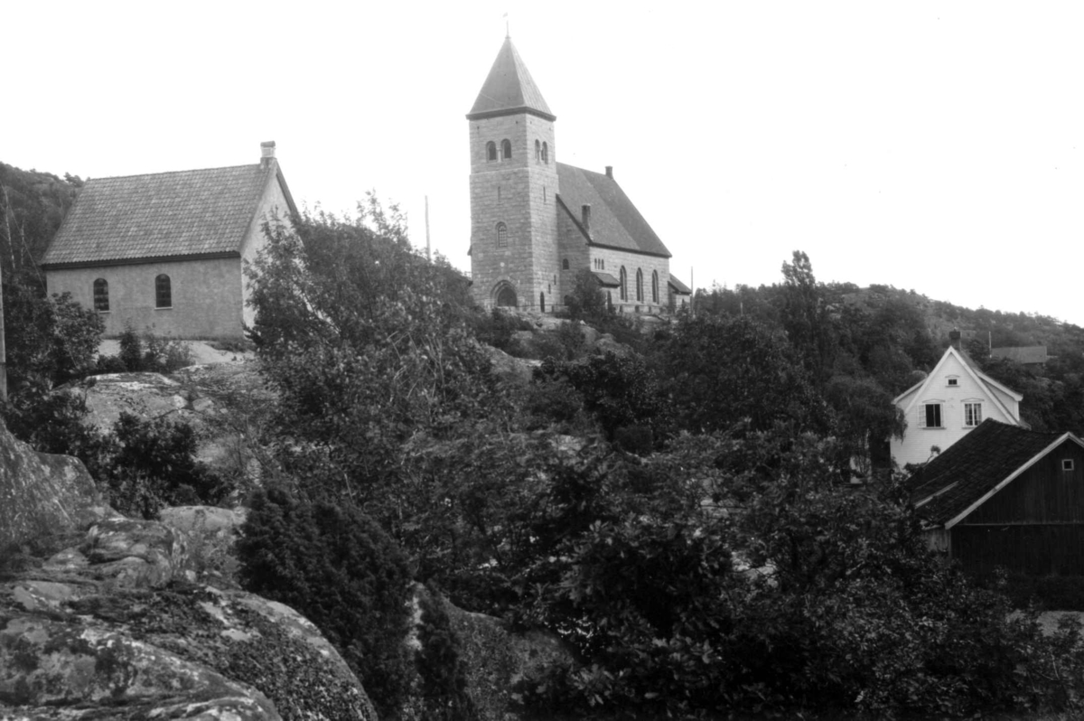Hermann Christian Neupert, Kråkerøy kirke, Østfold. 1930. Kupert landskap. Trær. Bebyggelse.