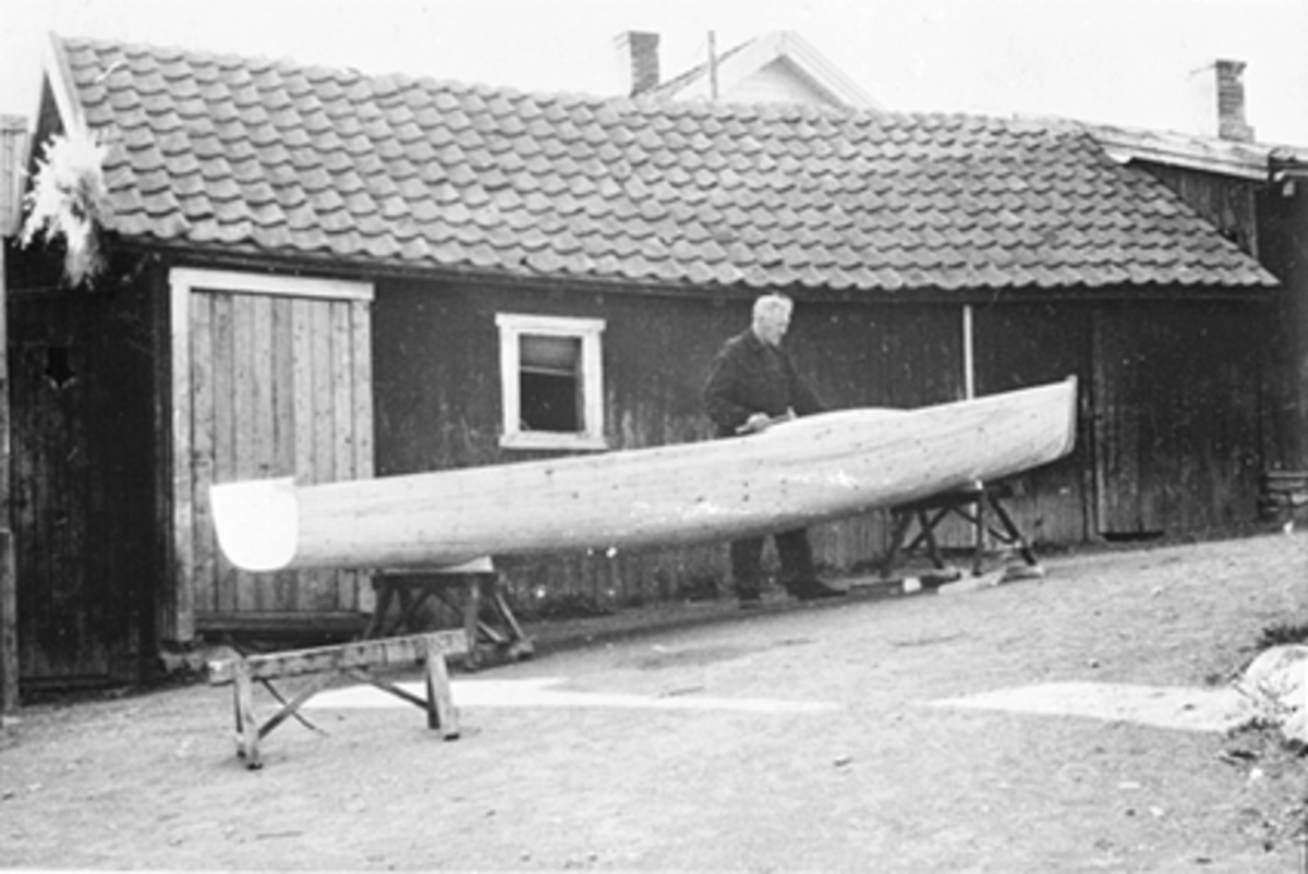 Anno Domkirkeodden, K. HOLLAND BYGGER BÅT I BAKGÅRDEN TIL HOLLAND BÅTBYGGERI I NORDVIKVEGEN 46, ETABLERT MARS 1916