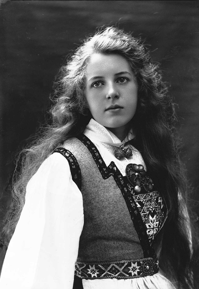 Solveig Lund, Studioportrett av kvinne i drakt med slett hår.