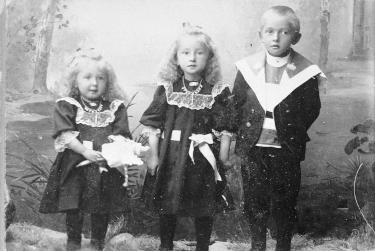 Anno Domkirkeodden, 3 barn av kjøpmann Chr. Fossen. Fra venstre er Jenny f.1901, Marie f.2.7.1899, Johannes f.21.3.1897. Fagernes, Næroset, Ringsaker.