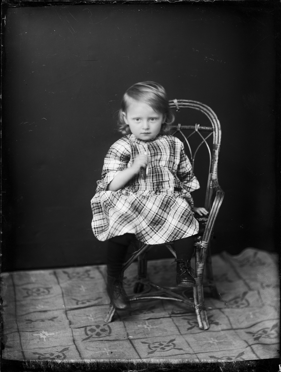 Skötsner-Edhlund, Portrait of Ateljé - Children of Gustaf Karlsson from Johannisfors, parish of Forsmark, Uppland 1922