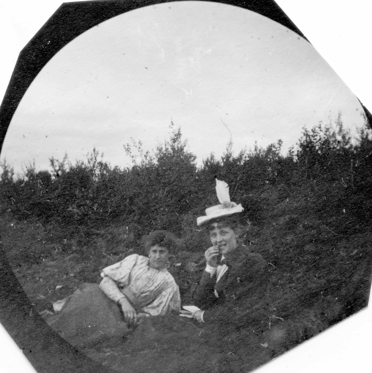 Fredrik Carl Mülertz Størmer, To damer sitter på bakken i skogen, ser mot fotografen.