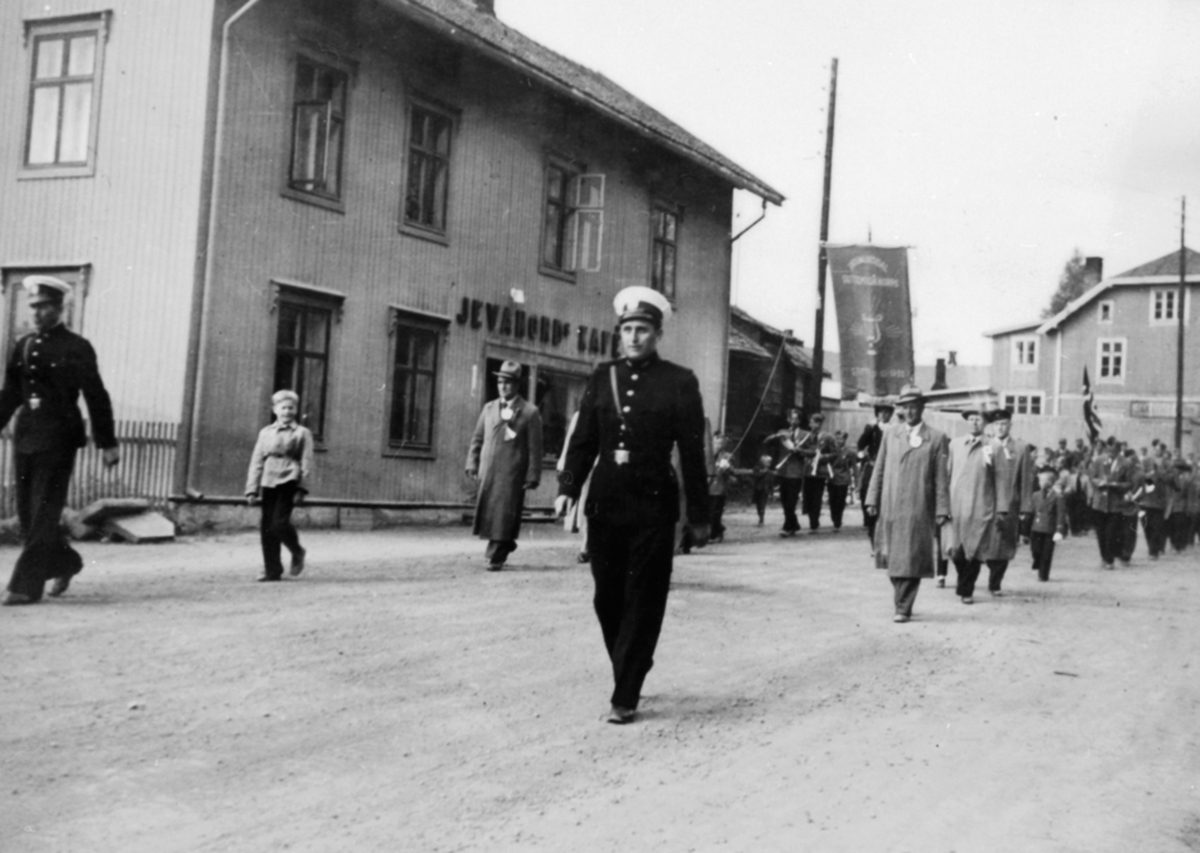 Anno Domkirkeodden, 17. maitog i Gamlegata, Brumunddal. Hans Petter Jevanord til venstre.