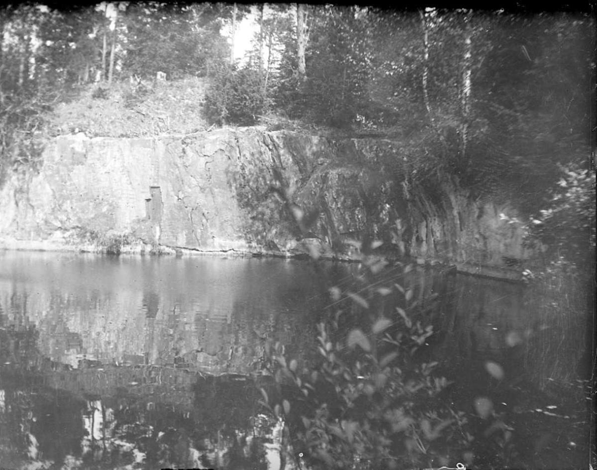August Fredrik Schagerström, "Östhammar. Gruvhål på vägen till Koxut", Uppland i juli 1921