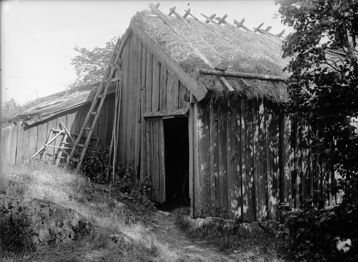 Paul Sandberg, Ekonomibyggnader - Nyberg, Altuna, Börje socken, Uppland sannolikt 1920-tal