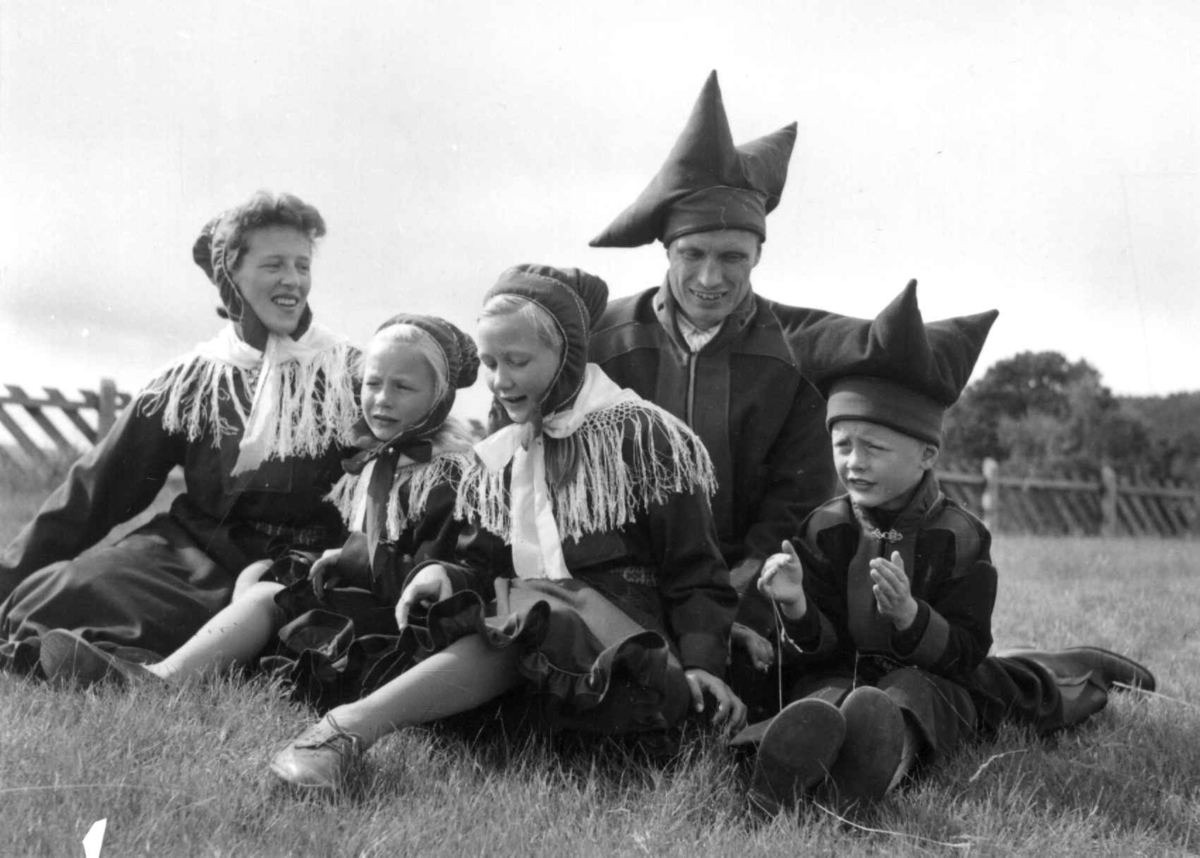Virginia Raymond Davidson, Portrett av lærer Bjørn Aarseth med familie, 1959.