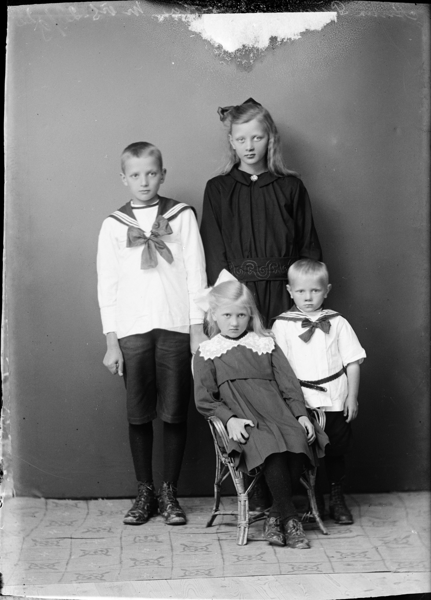 Skötsner-Edhlund, Ateljé Portrait - Children of Anna Pettersson from Gimo, Skäfthammar parish, Uppland